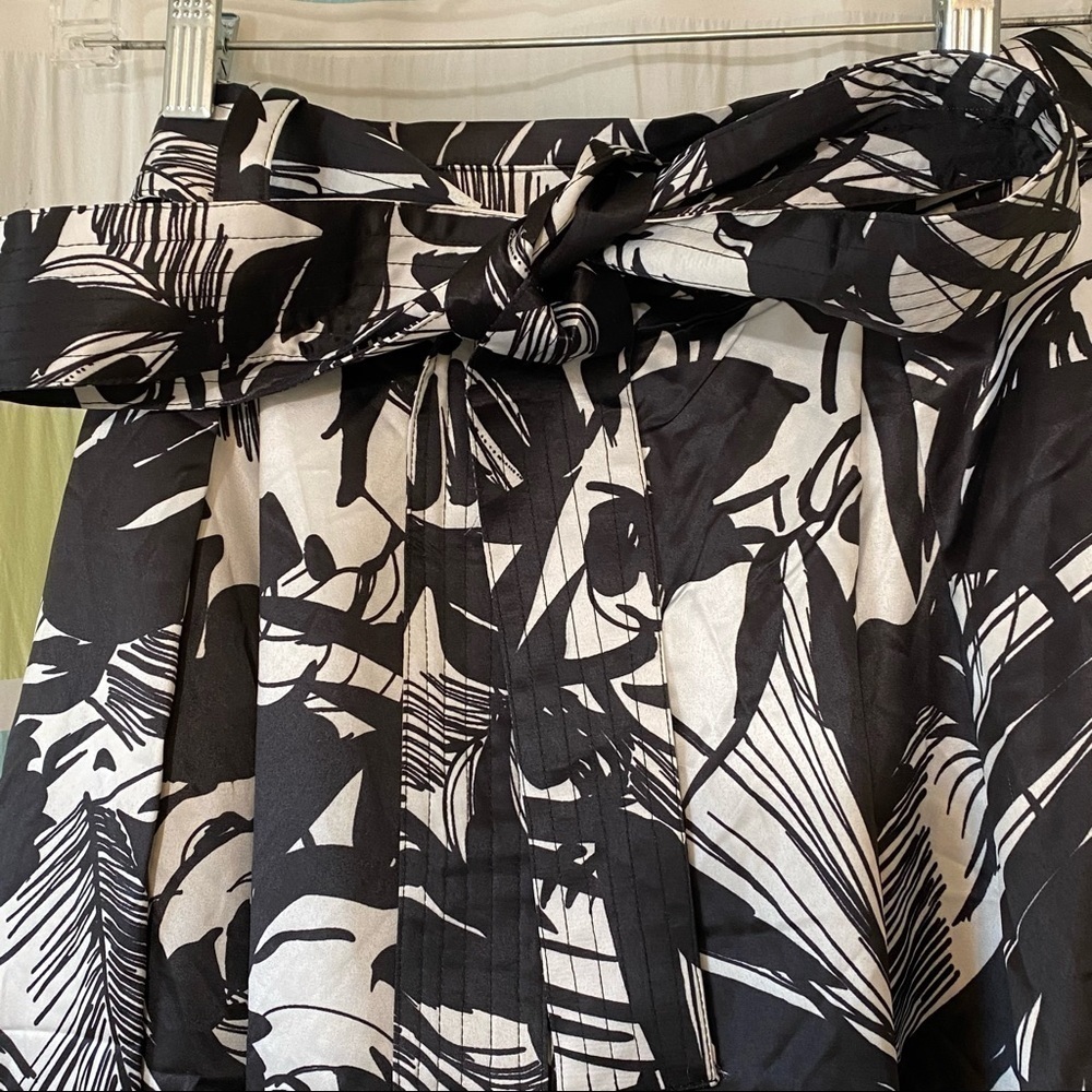 TOV Los Angeles Floral B&W Skirt Tie Waist Sz 38 - Picture 4 of 10